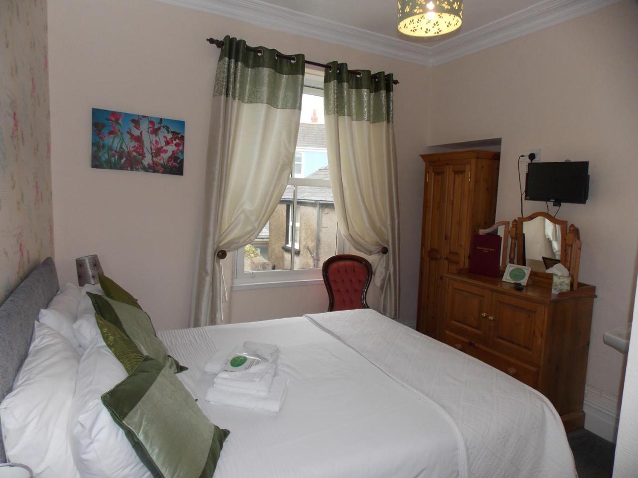 Ivy Bank Guest House Tenby Bagian luar foto